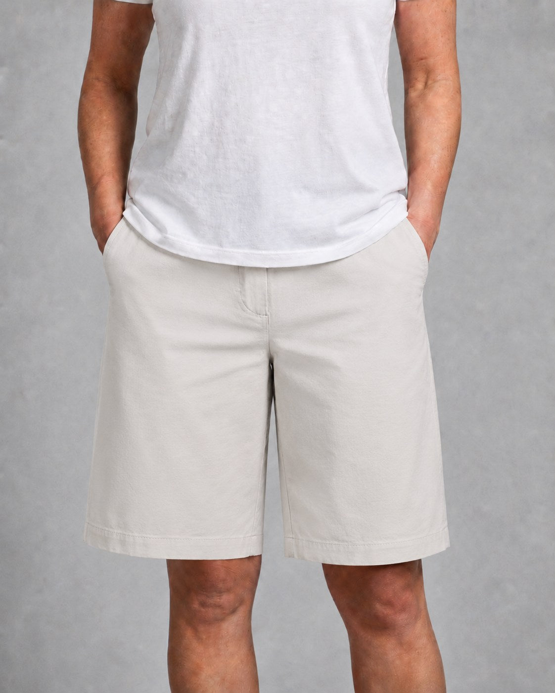 Leah | Women's High-Waist Knee-Length Shorts with Side Pockets, Straight-Leg Shorts | Dressific | Groen
