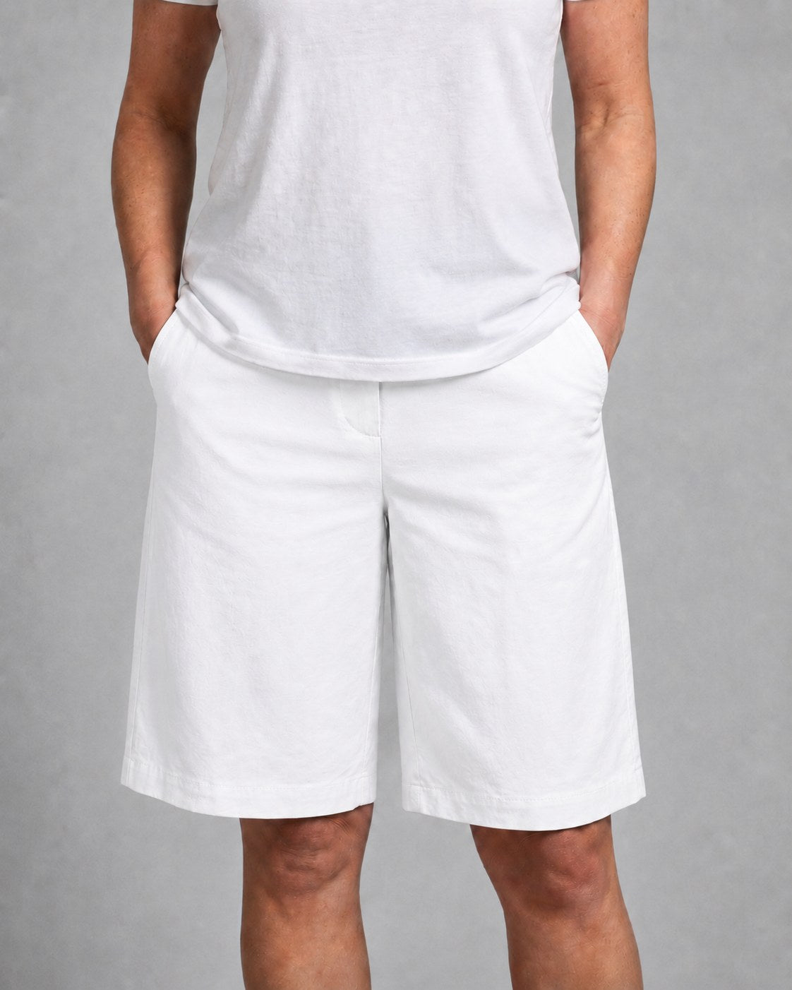 Leah | Women's High-Waist Knee-Length Shorts with Side Pockets, Straight-Leg Shorts | Dressific | Lichtblauw